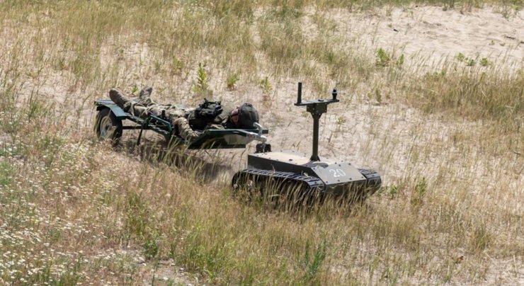 Наземный дрон перевозит человека на испытаниях