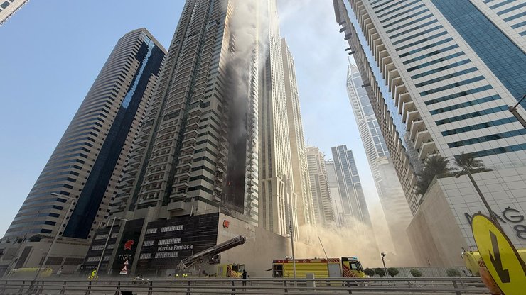 После пожара в Дубае остался дым