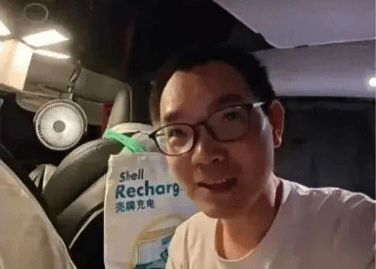 Мужчина 4 года живет в машине, живет в электрокаре, дом на колесах, четырехэтажный дом, собственный дом, аренда жилья, работа в другом городе