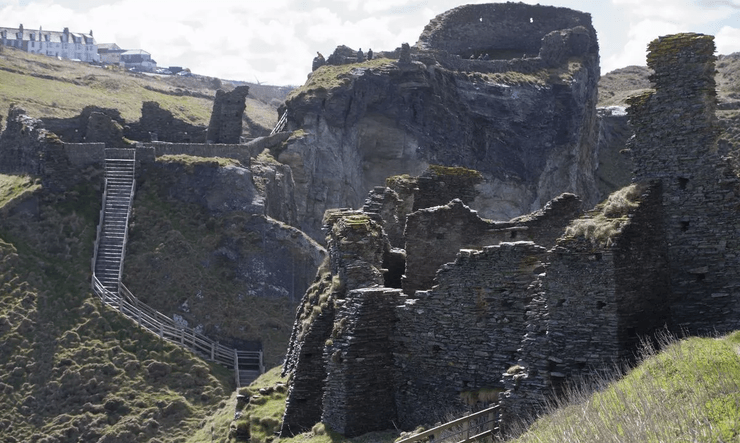 Замок Тинтагель, разрушенный замок, заброшенный замок, руины замка, портовая деревня, британская деревня, Камелот, легенды