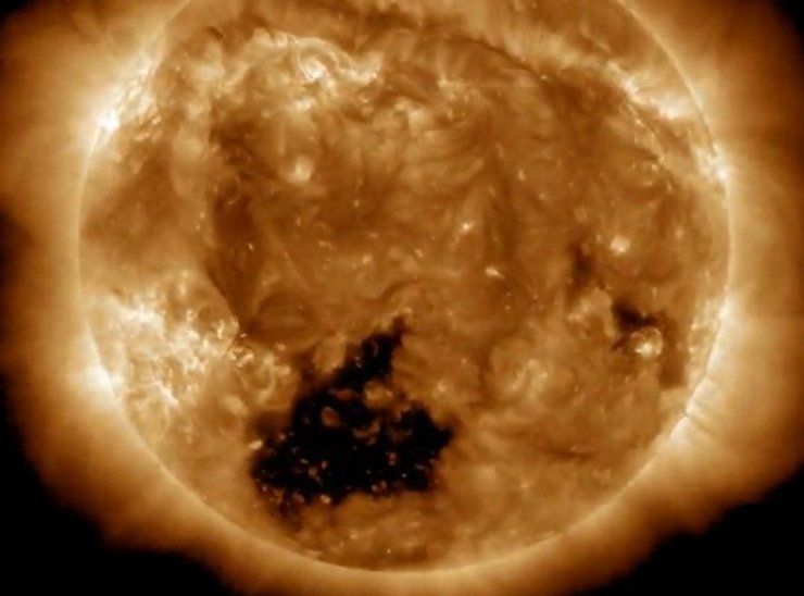 Сонце, корональна діра