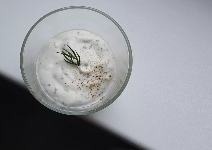 Сметанно-чесночный соус отлично подходит к блюдам из кабачков