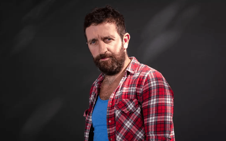 Мужчина прожил около 4 лет без денег на на чужой ферме, а затем купил хижину в лесу