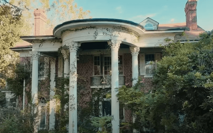 Заброшенный особняк, дом застывший во времени, дом пилота ВВС, разбился на заднем дворе, капсула времени, дорогая мебель, жуткий дом