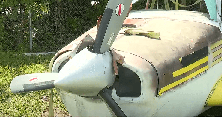 Часть самолета, выбросили часть самолета, светится в темноте, панель приборов, таинственный самолет, самолет сдали на металлолом