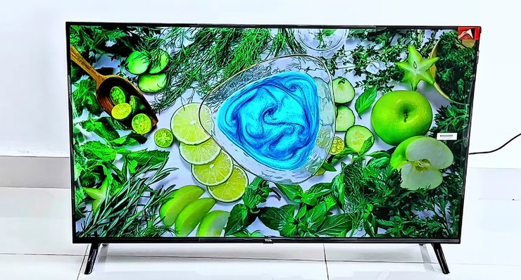 Телевізор TCL 40Q3K під час розпакування