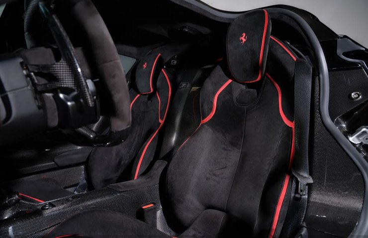 Салон LaFerrari