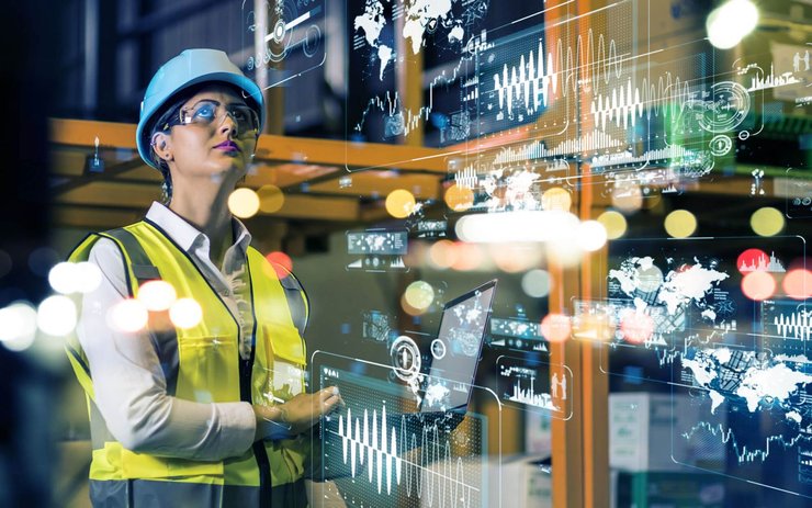 фото, девушка с ноутбуком в каске