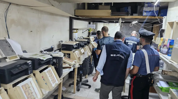 Поддельные деньги, как распознать фальшивые купюры номиналом 20, 50 и 100 евро, полиция накрыла подпольный цех преступников