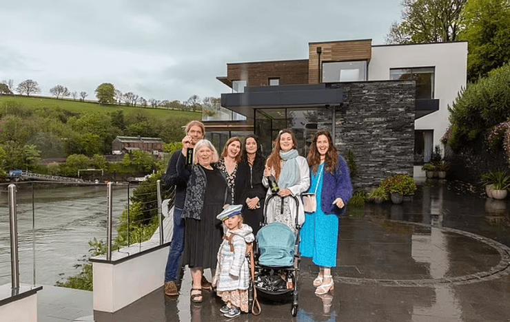 Женщина выиграла дом, женщина, дом, особняк, шампанское, река, на берегу реки, дорогой особняк, семья