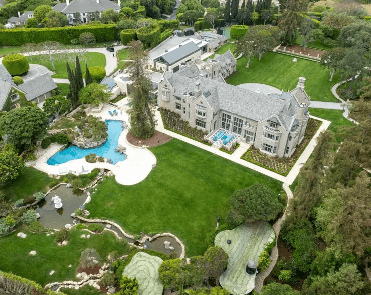 Роскошный особняк Хью Хефнера с бассейном, садами и обширной территорией в Лос-Анджелесе