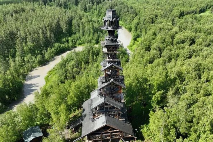 Мужчина бесконтрольно возводит новые этажи на крыше своего дома
