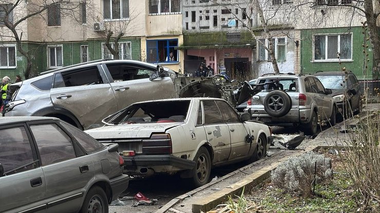 Наслідки вибуху авто на вулиці Академіка Корольова в Одесі 16 лютого