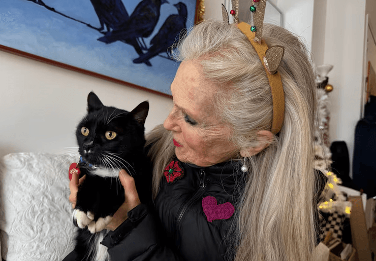 Женщина держит кота Шэдоу на руках перед его перелетом в Виннипег, откуда он отправится домой к своей семье