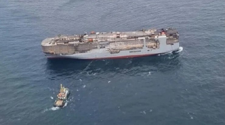 сгорело судно с авто, сгоревшее судно, Freemantle Highway, сгорело судно, судно с автомобилями