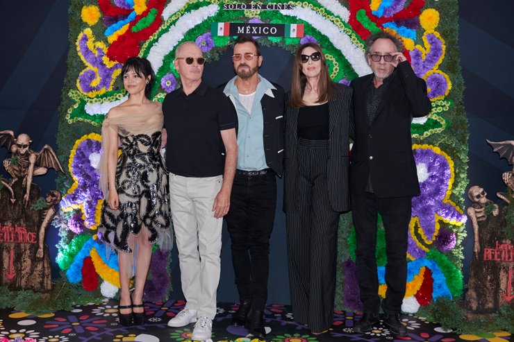 Актерский состав фильма "Битлджюс Битлджюс" и режиссер Тим Бертон