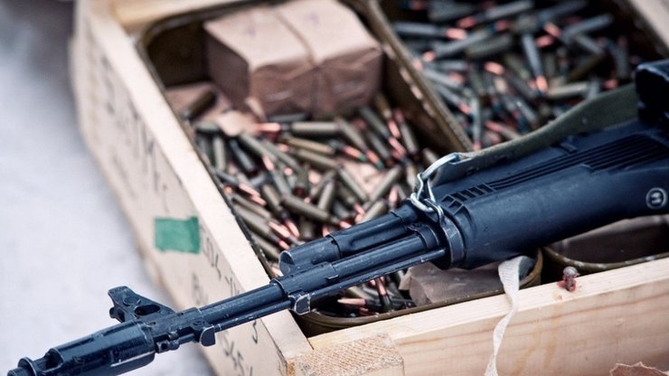 автомат и ящик патронов, оружие, арсенал всу