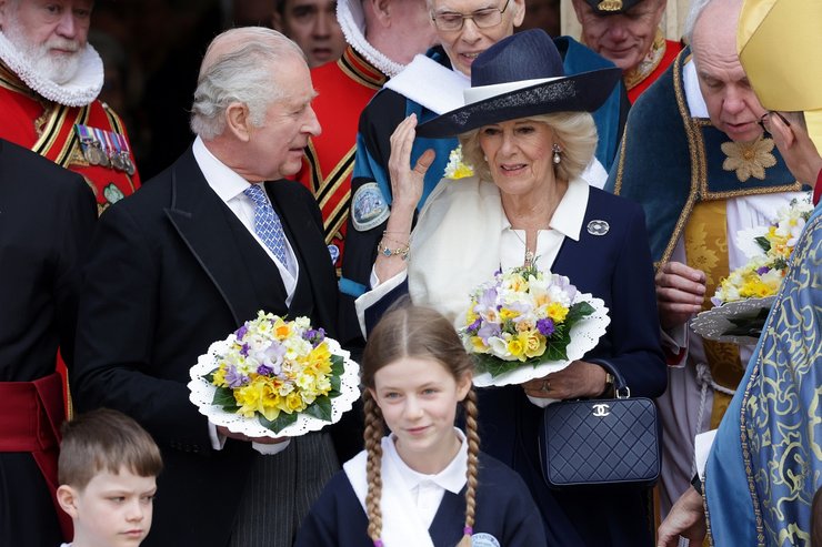 Королева-консорт Камилла, король Карл, чистый четверг, йоркский собор, королева-мать, брошь, королевские сокровища