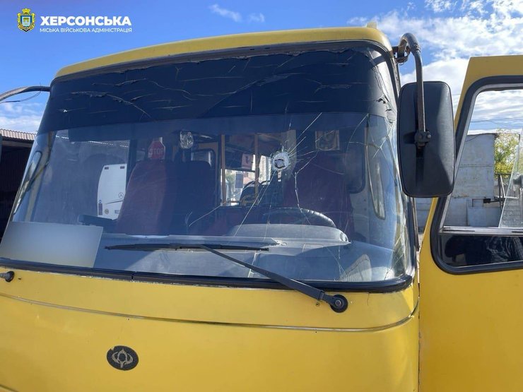 Обломок КАБ повредил маршрутку в Херсоне