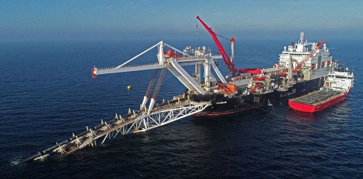 Корабль укладывает газопровод Северный поток-2 в море