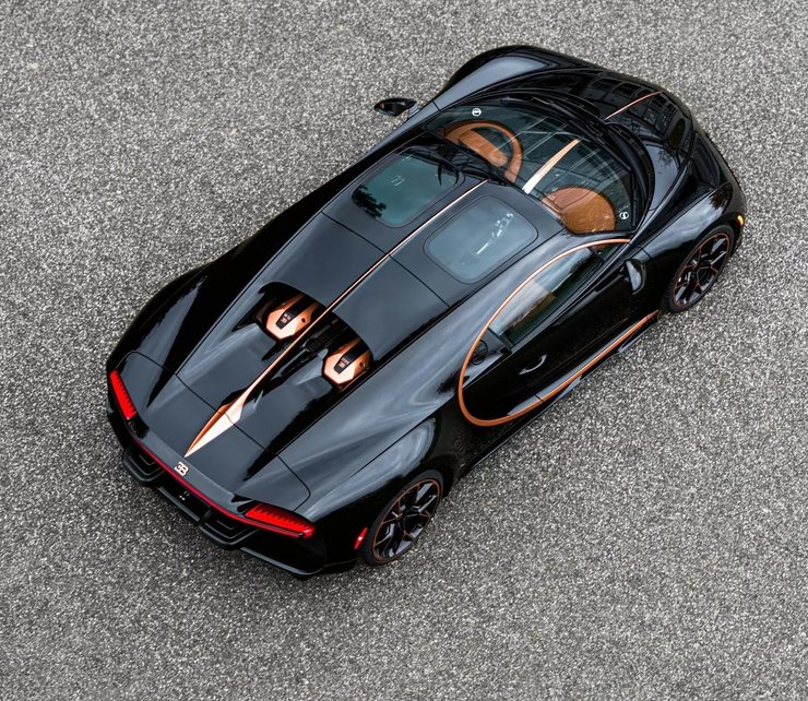 У авто двухсекционная панорамная крыша