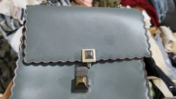 Мужчина роется в мусоре и зарабатывает тысячи долларов, какие вещи он находит в мусорных баках, курьезы, заработок, Австралия, фото