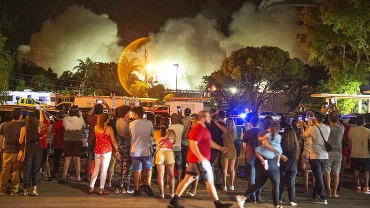 снос здания, люди наблюдают, фото