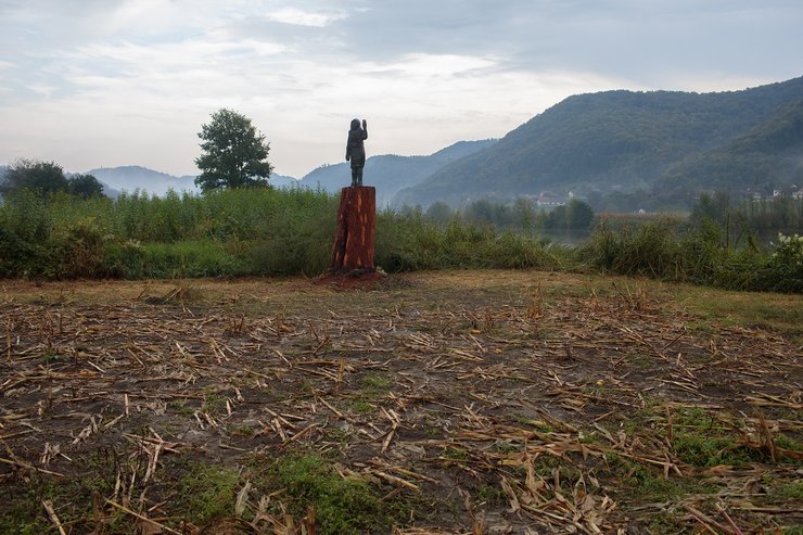 Статуя стояла на частном поле
