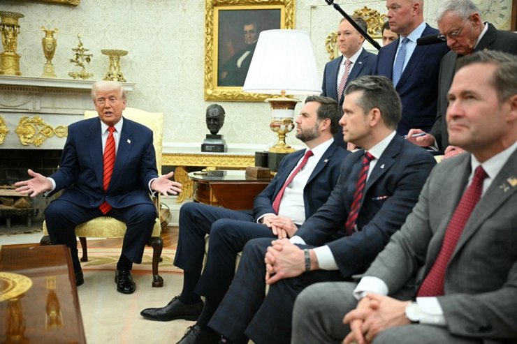 Трамп з командою в Овальному кабінеті