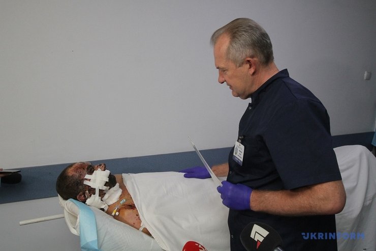 Сергей Рыженко проведывает бойца