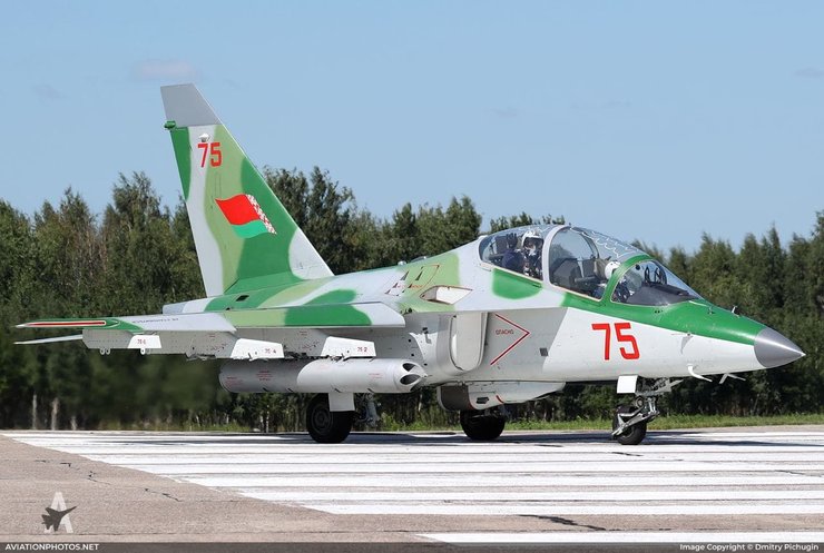 Истребитель ЯК-130, самолет