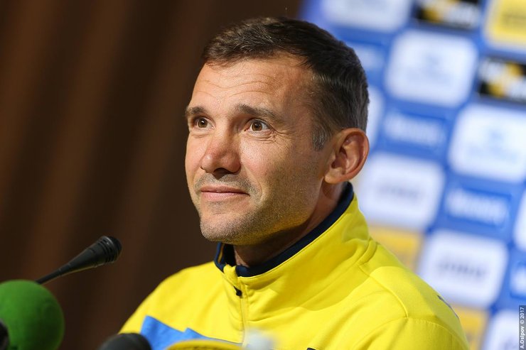 Андрей Шевченко в желто-синей форме сборной Украины отвечает на вопросы журналистов