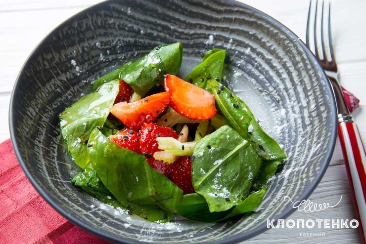 Салат з полуницею та щавлем
