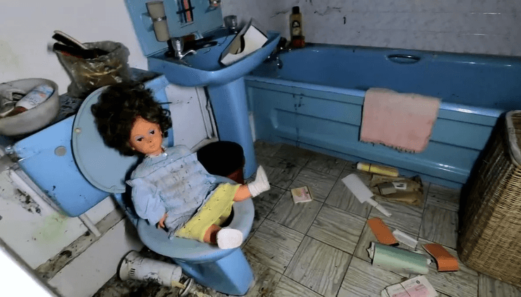 Покинутий фермерський будинок, будинок, житло, покинутий будинок, моторошні речі, дивні предмети, ляльки, старі речі, старий будинок