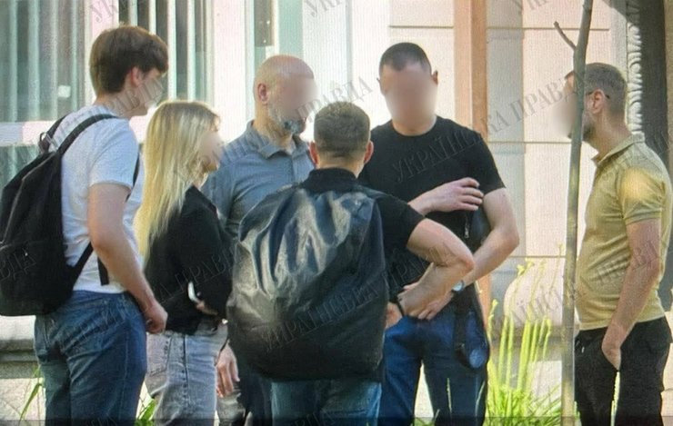 группа людей во время обыска в ГСФМ, 10 июня фото группы людей во время обыска в ГСФМ, 10 июня
