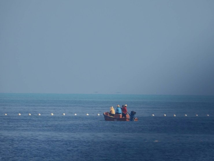 Китай часто устанавливает подобные заграждения, чтобы ограничивать рыболовство