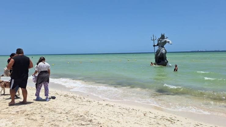 Статуя Посейдона в Мексике, греческий бог, бог морей и океанов, греческое божество, конфликт богов, монумент в море, трезубец