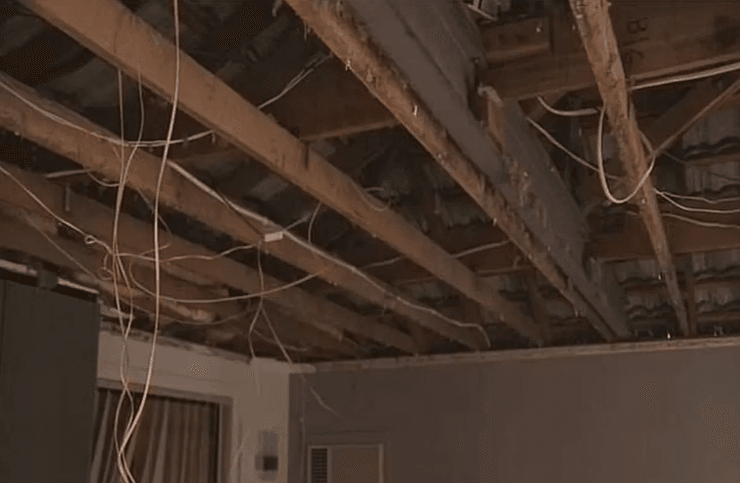 Потолок упал на пенсионерку, упал потолок, обрушился потолок, пенсионерка попала в ловушку, на женщину упал потолок