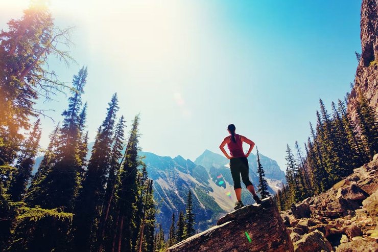 женщина, горы, солнце, деревья, фото