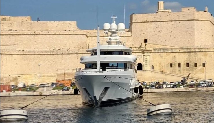 Величезна океанська яхта New Secret, пришвартована біля кам'яної фортеці, вид з води