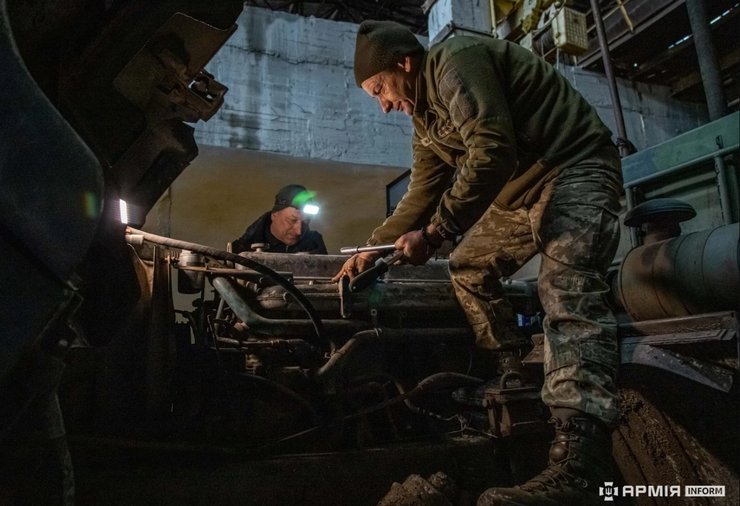 Украинские специалисты восстанавливают военную технику