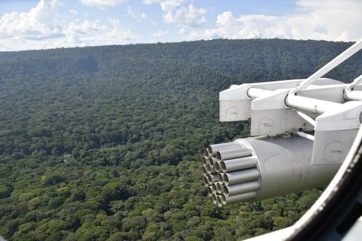 вертолет, полет над лесом, конго, фото