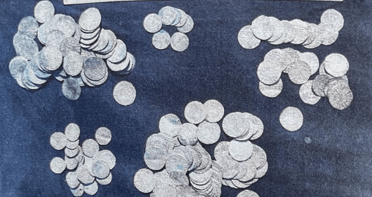 Колекція з більш ніж 200 срібних монет XVI століття, знайдених у глиняній посудині під будинком у Великій Британії