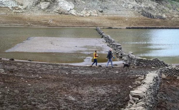 Затопленная деревня в Британии, старинная деревня, затопили деревню, водохранилище, принесли в жертву, подорвали здания, дамба