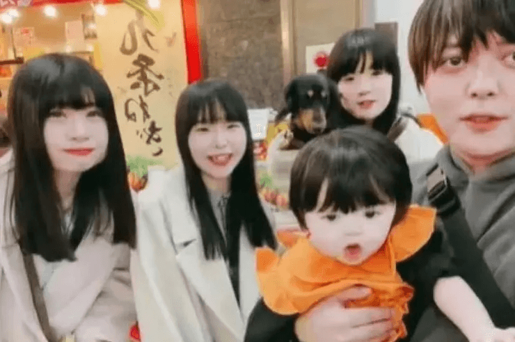 Мужчина с 4 женами, 4 жены, бог брака, хочет 54 ребенка, мужчина живет с четырьмя женами, мужчина не работает