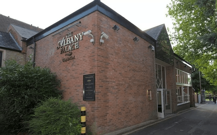 Бармен, бар, паб, худший паб, три худших бара Великобритании, статистика, отзывы в сети, оценка заведения, недовольные клиенты