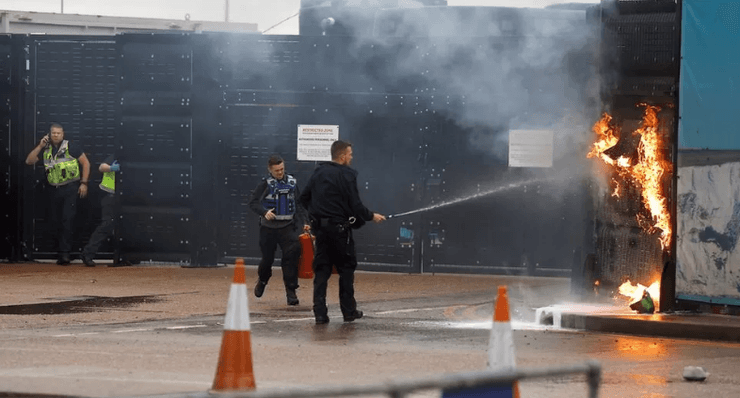 пожар, дувр пожар, центр для мигрантов