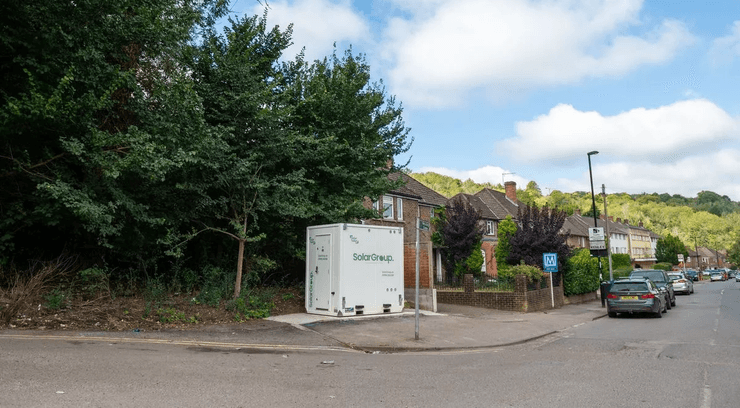 Туалет поруч із будинком, туалет для водіїв автобуса, житловий будинок, продаж будинку, нерухомість, туалет посеред вулиці, громадський туалет