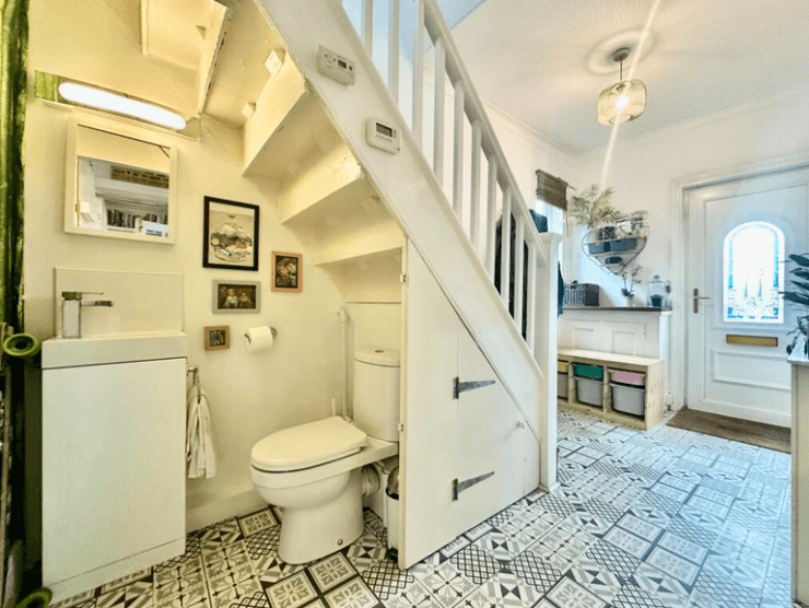 Санвузол під сходами в будинку в Шеффілді, що викликав суперечки через відсутність дверей