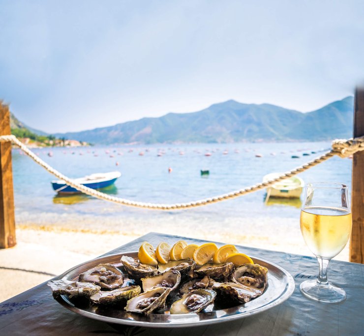 Сезон устриц, блюдо с устрицами, морепродукты